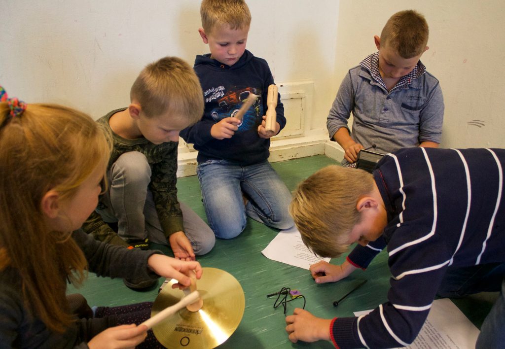 Hedendaags Op De Lamer beleven de kinderen van groep 3/4/5 het Stellingwerfs FA-11